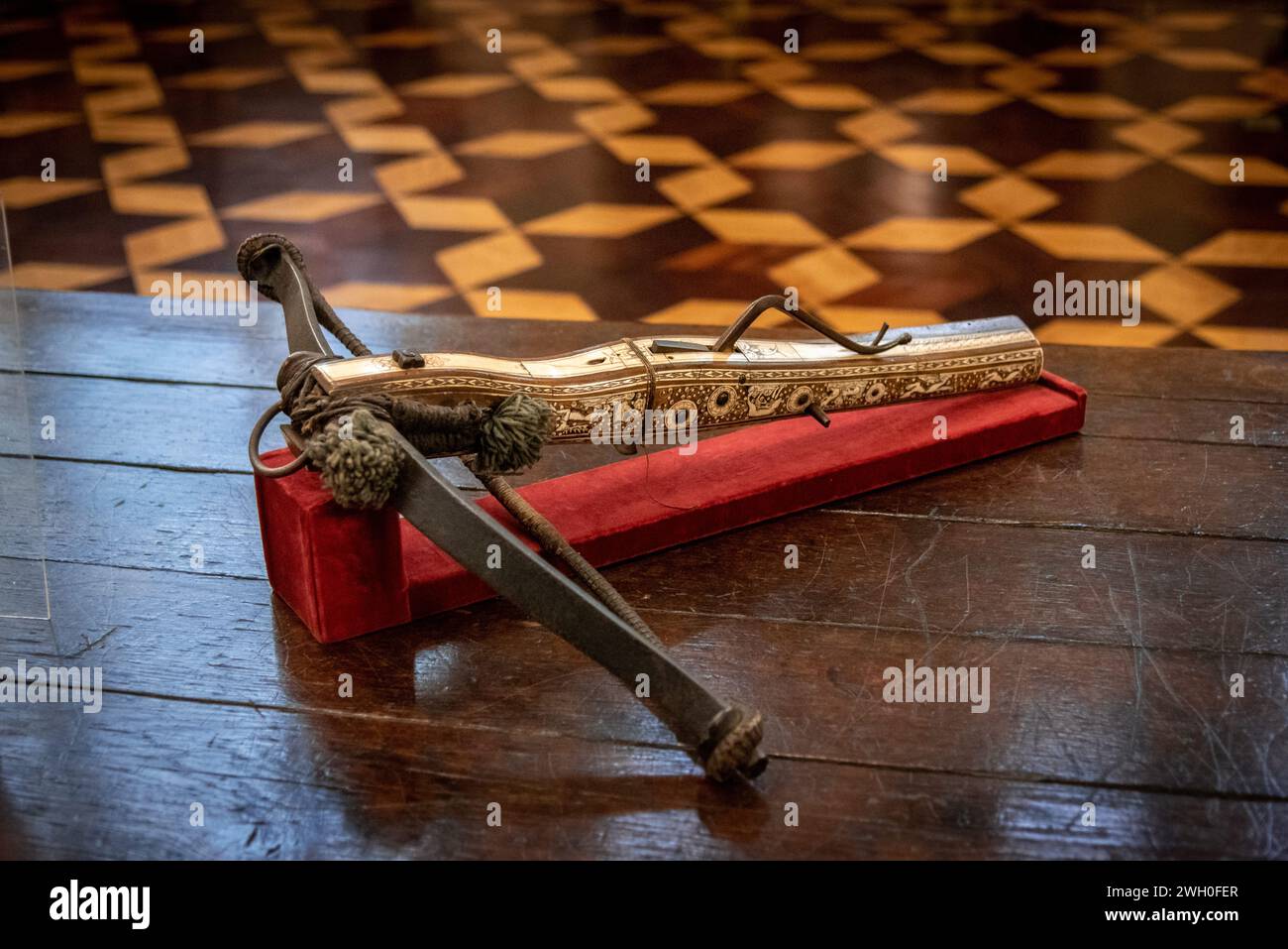 BUENOS AIRES, ARGENTINIEN, 30. JANUAR 2021: Antike verzierte Armbrüste mit geschnitzten Zeichnungen im Museum of Decorative Art Stockfoto