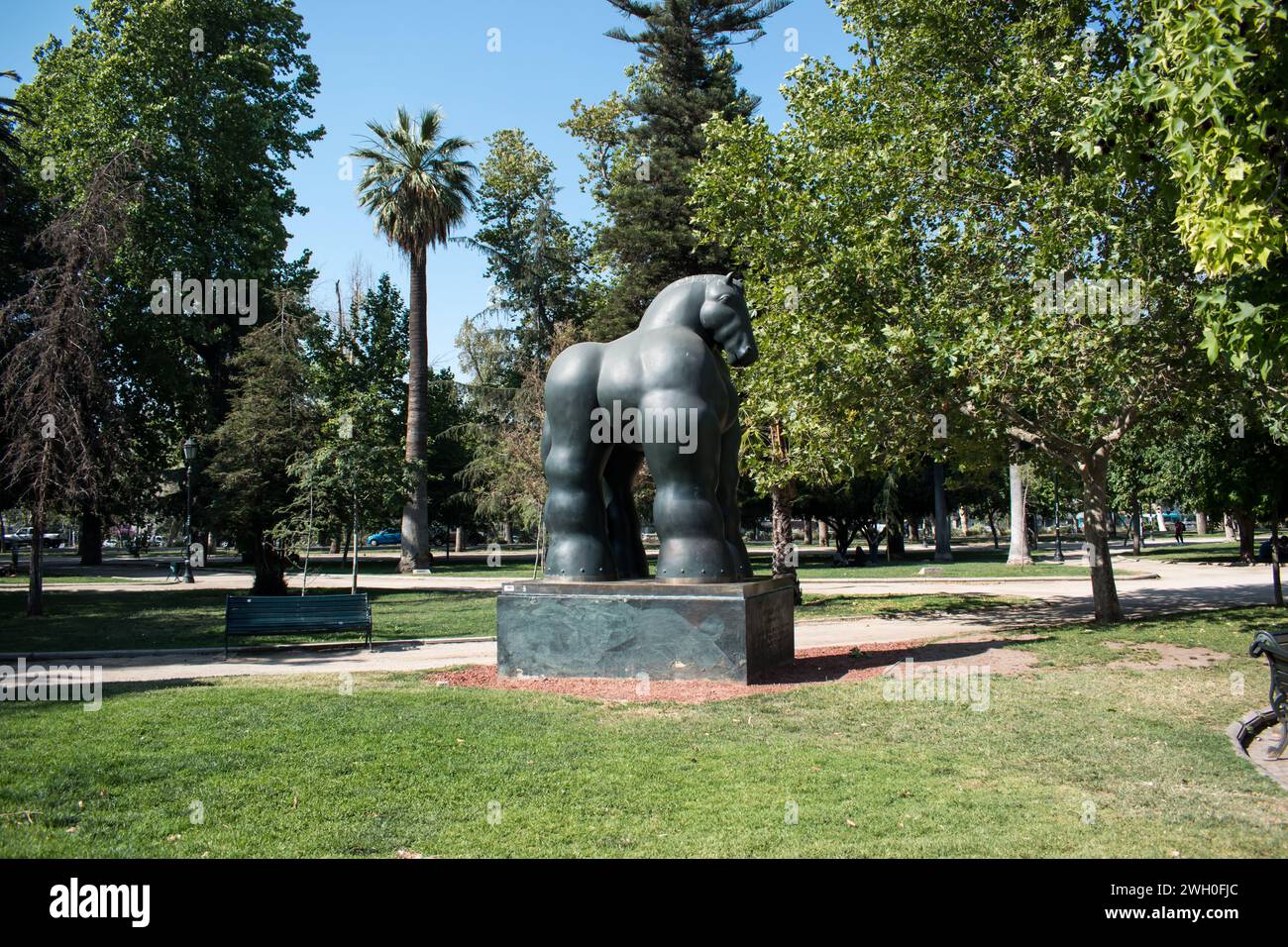 Fernando Boteros berühmte Pferdeskulptur in Santiago's Parque Forestal Stockfoto