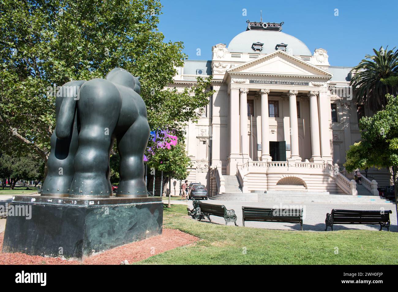 Fernando Boteros berühmte Pferdeskulptur vor dem Hintergrund des Museums der Schönen Künste Stockfoto