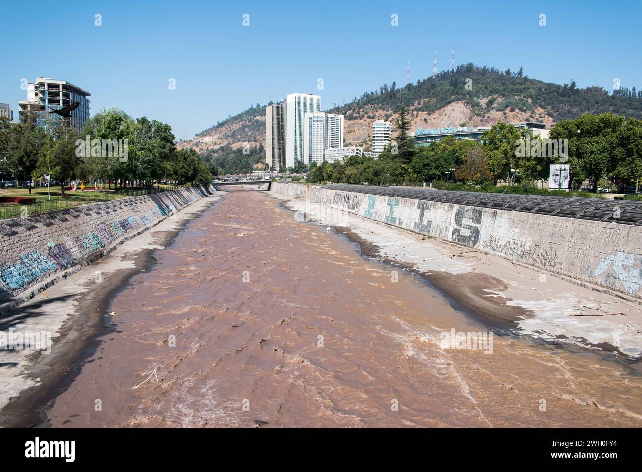 Der Mapocho River ist eine bedeutende Wasserstraße, die durch das Herz von Santiago, der Hauptstadt Chiles, fließt. Stockfoto