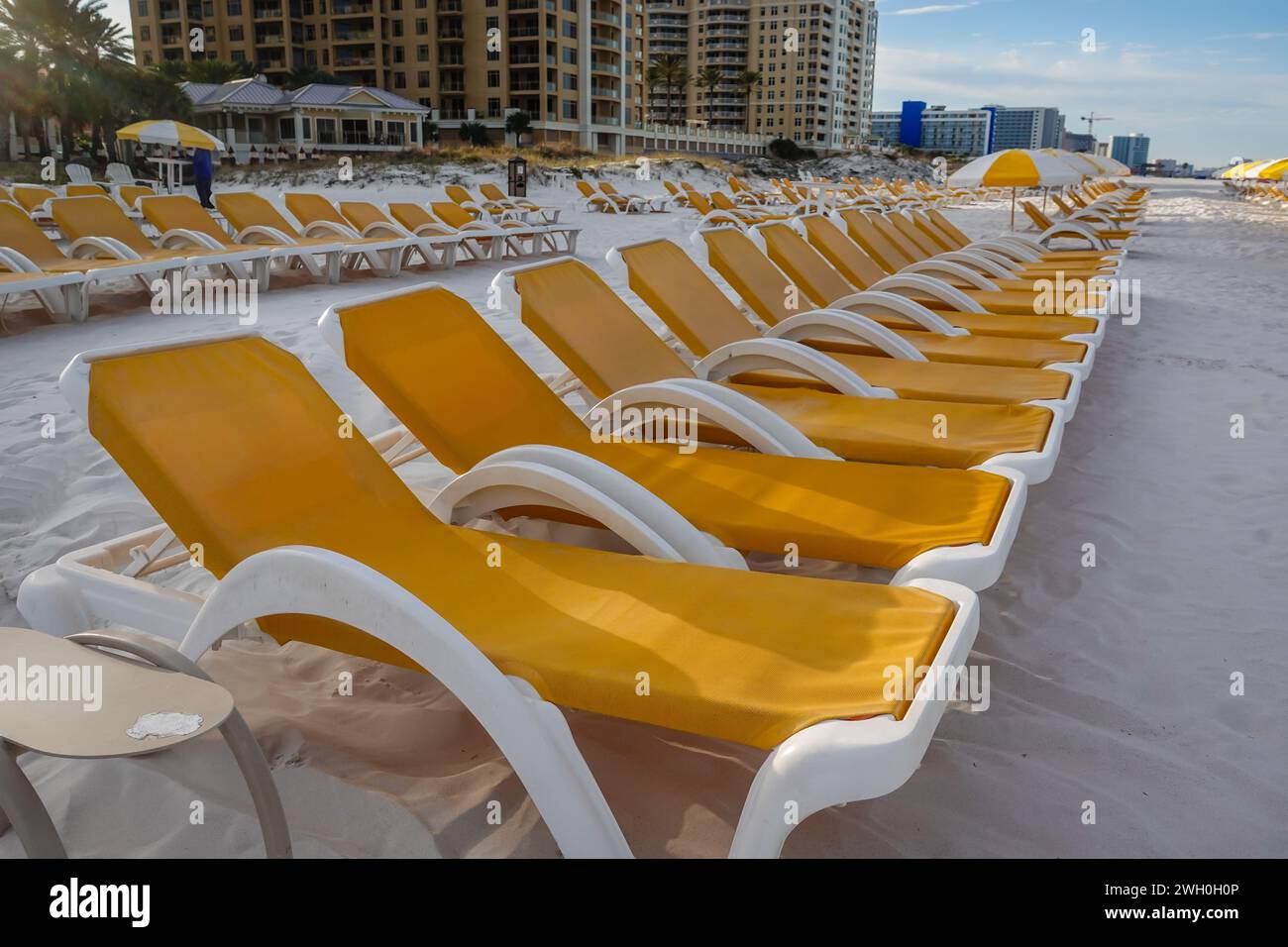 Leere orange Liegestühle mieten an einem unberührten weißen Sandstrand in Florida Stockfoto