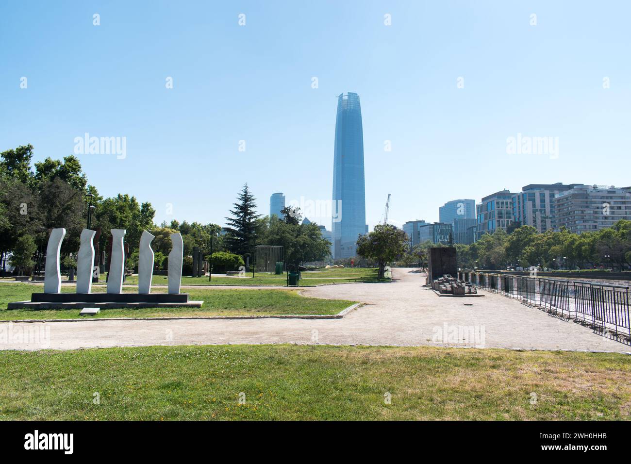 El Parque de las Esculturas in Santiago, Chile, ist ein bekannter Skulpturenpark im Freien, der eine vielfältige Sammlung zeitgenössischer Kunstwerke zeigt. Stockfoto