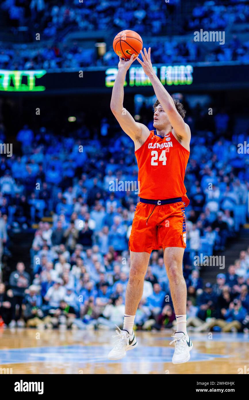 Chapel Hill, NC, USA. Februar 2024. Clemson Tigers Center PJ Hall (24) versucht eine 3 gegen North Carolina Tar Heels im ACC Basketball Matchup im Dean Smith Center in Chapel Hill, NC. (Scott Kinser/CSM). Quelle: csm/Alamy Live News Stockfoto