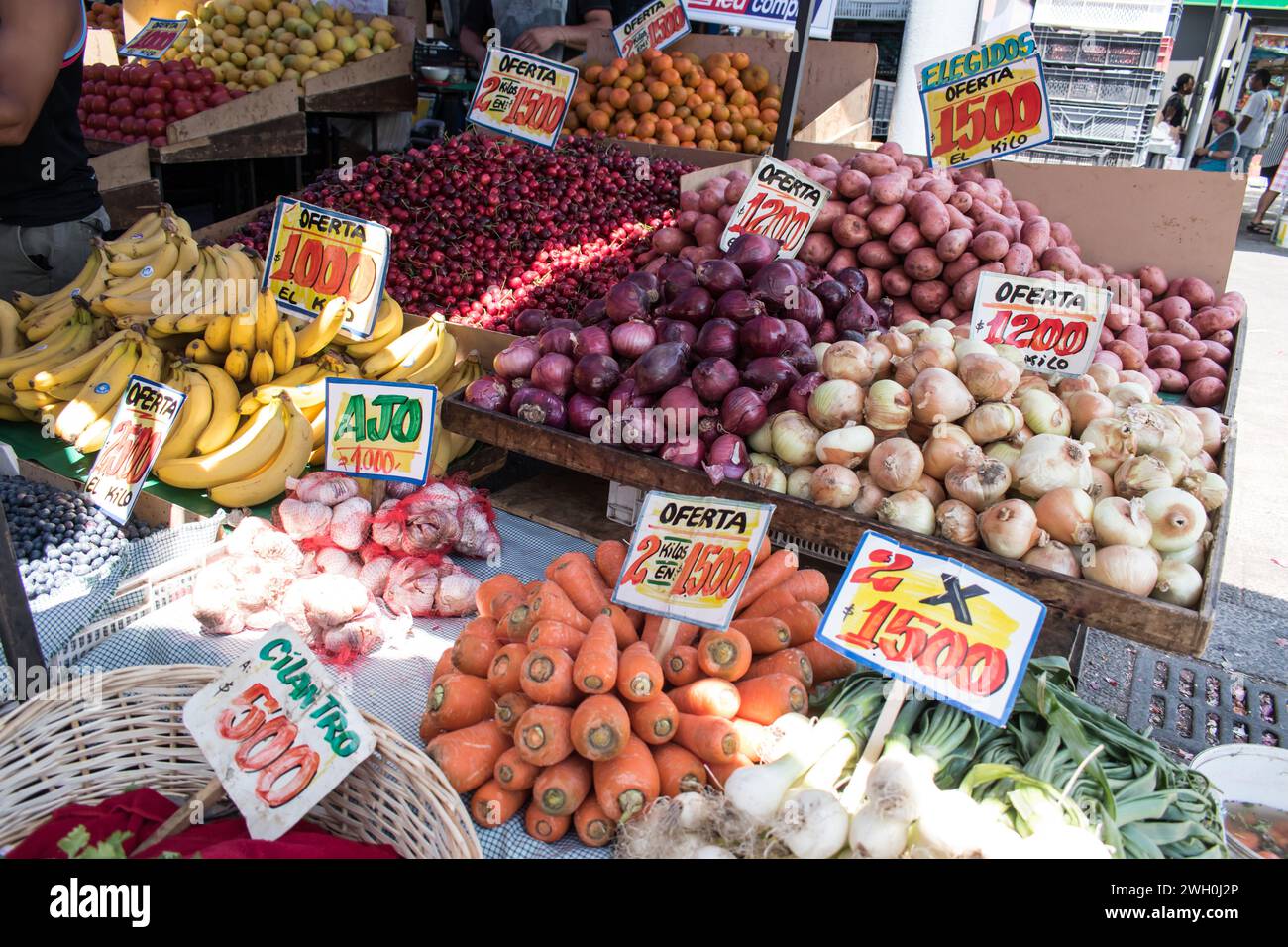 Die Marktstände rund um den Mercado Central in Chile bieten eine lebhafte Auswahl an Waren, darunter frisches Obst und Gemüse. Stockfoto