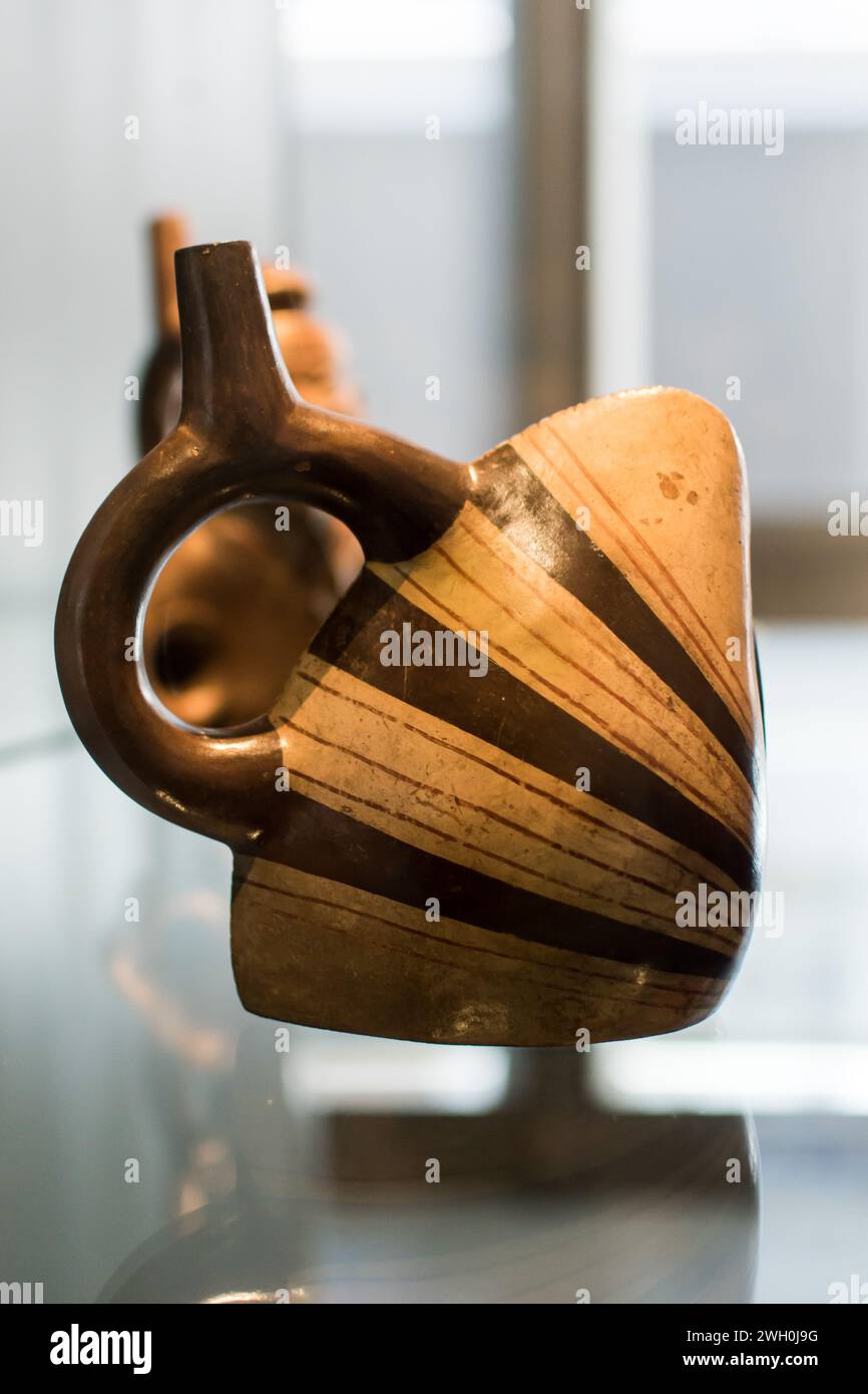 Flaschenform wie eine Muschel, Moche Culture, 550-700 n. Chr., ausgestellt im Chilenischen Museum für präkolumbische Kunst Stockfoto