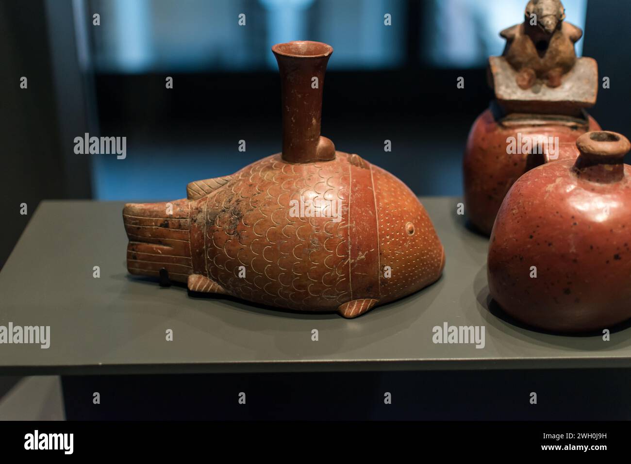 Fischförmige Pfeifflasche aus der Chorrera-Kultur, späte Formationszeit, ausgestellt im Chilenischen Museum für präkolumbische Kunst Stockfoto