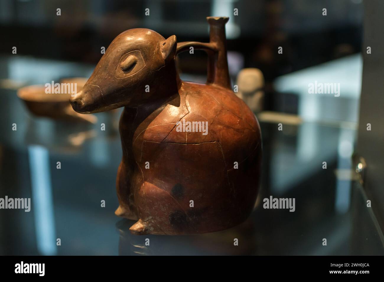 Nasua Narica zoomorphe Brücken-Flasche aus der Chorrera-Kultur, 1000-300 v. Chr., im Chilenischen Museum für präkolumbische Kunst Stockfoto
