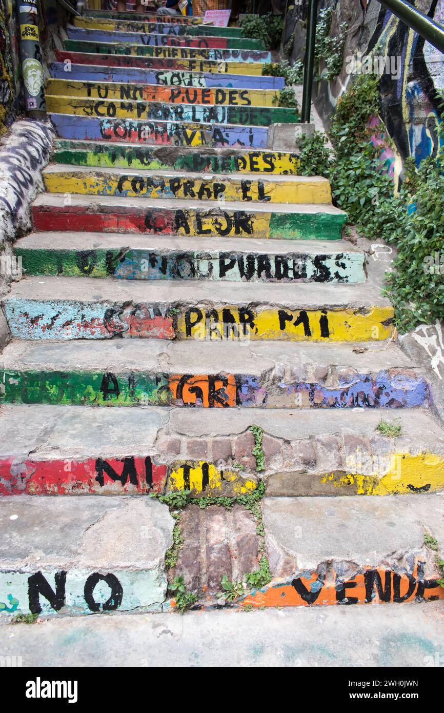 Lebendige Graffiti-Kunst definiert Valparaisos urbane Landschaft in Chile. Stockfoto