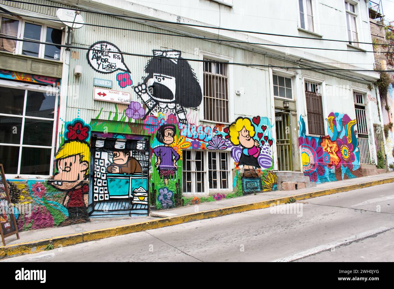 Lebendige Graffiti-Kunst definiert Valparaisos urbane Landschaft in Chile. Stockfoto