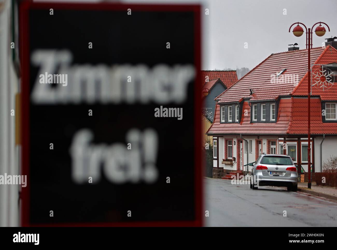 Schierke, Deutschland. Februar 2024. Ein Stand mit der Aufschrift „Zimmer verfügbar!“ Wird vor einem Gästehaus ausgestellt. Der Harz ist auch in diesem Winter wieder ein Reiseziel für viele Touristen aus allen Regionen. Quelle: Matthias Bein/dpa/Alamy Live News Stockfoto