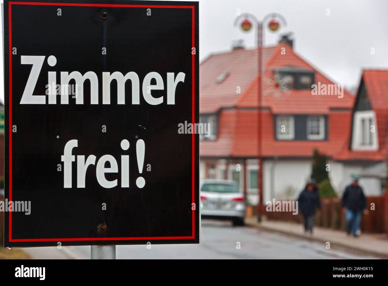 Schierke, Deutschland. Februar 2024. Ein Stand mit der Aufschrift „Zimmer verfügbar!“ Wird vor einem Gästehaus ausgestellt. Der Harz ist auch in diesem Winter wieder ein Reiseziel für viele Touristen aus allen Regionen. Quelle: Matthias Bein/dpa/Alamy Live News Stockfoto