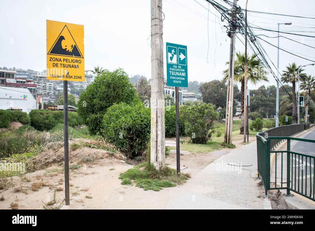 Warnung vor Tsunamigefahr und sichtbaren Evakuierungszeichen in Reñaca, Viña del Mar, Chile. Stockfoto