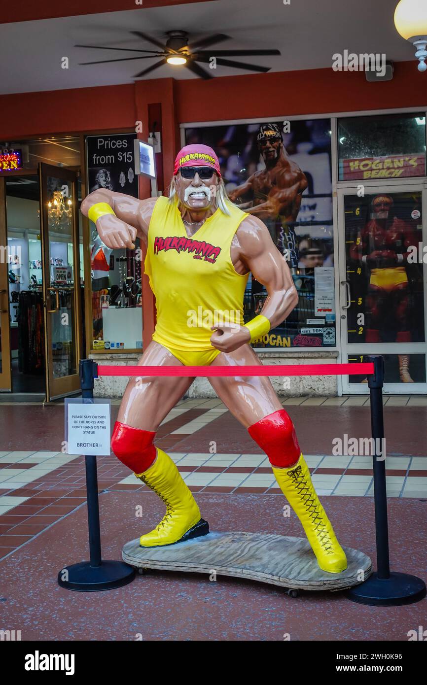 Statue von Hulk Hogan vor Geschäften in Florida Stockfoto