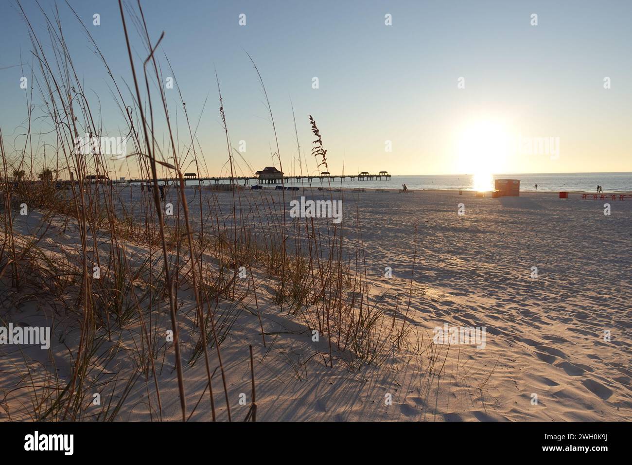 Sonnenuntergang über Clearwater Beach, Florida, aus einem niedrigen Winkel erfasst Stockfoto