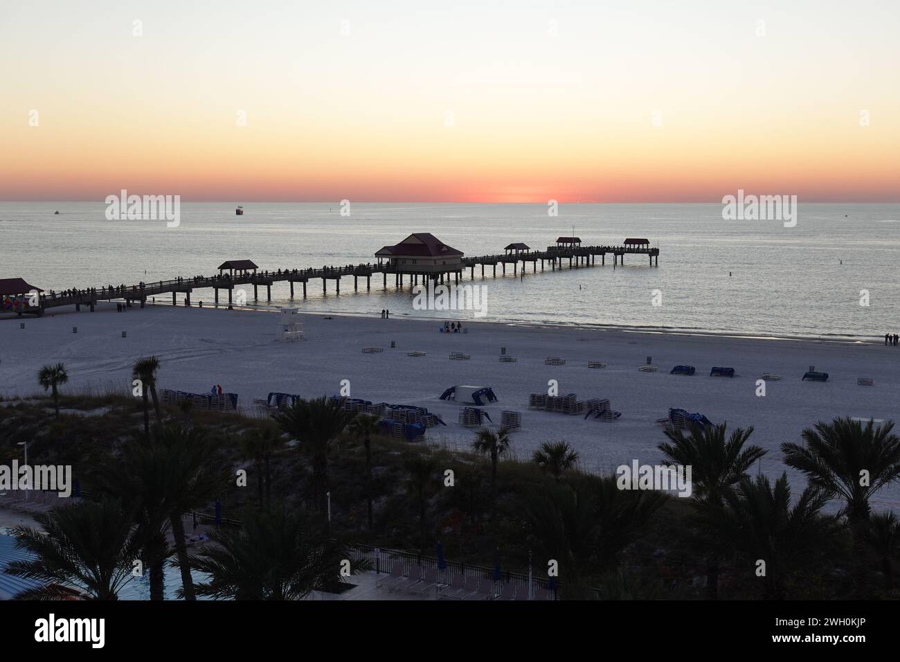 Sonnenuntergang am Horizont des Golfs von Mexiko, Blick von Clearwater, Florida Stockfoto