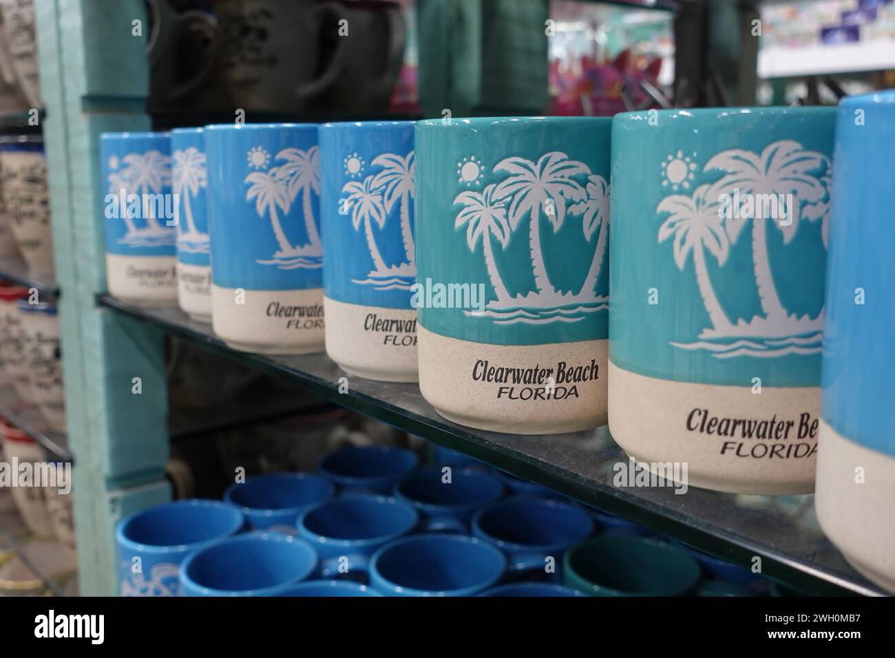In einem Souvenirladen, in dem Bilderrahmen, Tassen und andere kleine Geschenke in Clearwater, Florida, verkauft werden Stockfoto