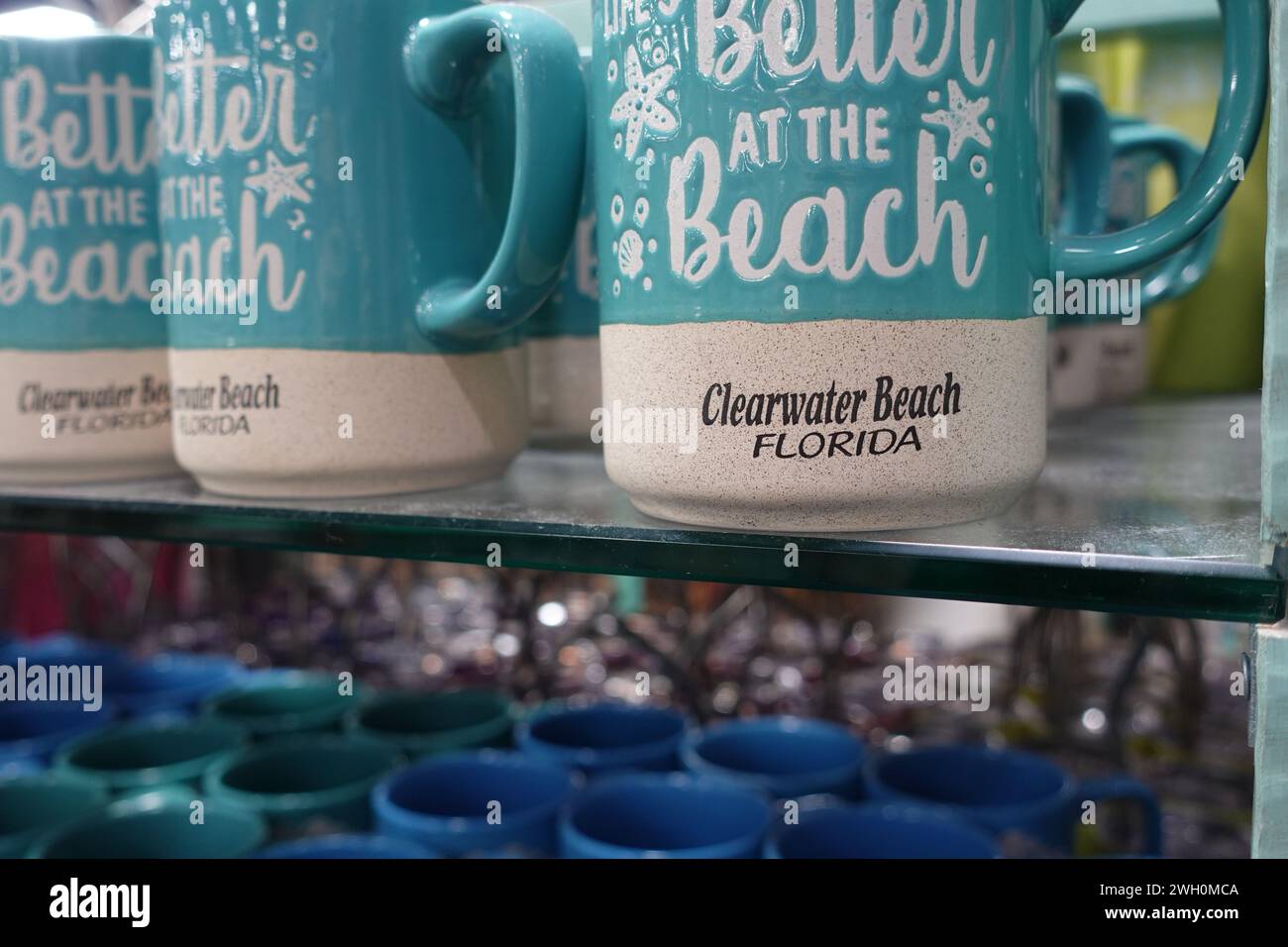 Souvenirladen mit Tassen in Clearwater Beach, Florida Stockfoto