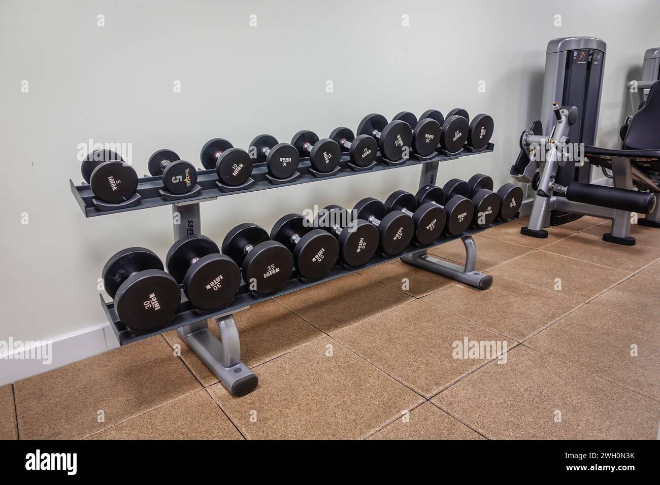 Leerer Fitnessraum oder Fitnesscenter im Hotel, ohne dass jemand in der Nähe war Stockfoto