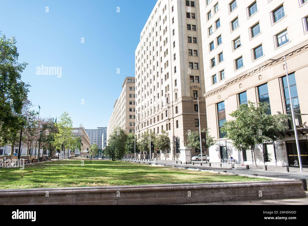 Blick in Richtung Vía Tiatinos von der Plaza de la Constitución, mit urbaner Architektur und Bürgerhäusern in der Hauptstadt. Stockfoto Blick in Richtung Vía Tiatinos von der Plaza de la Constitución, mit urbaner Architektur und Bürgerhäusern in der Hauptstadt. Stockfoto