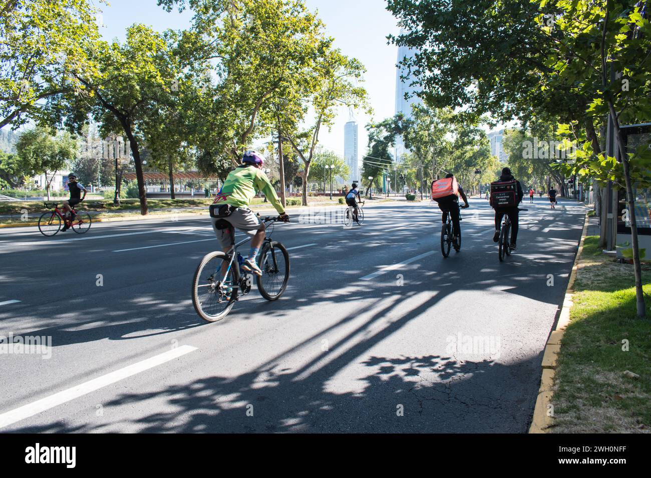 Ciclo Recreo Vía in Santiago de Chile verwandelt Straßen in autofreie Fußgängerwege für Sport, Freizeit und Gemeindeversammlungen. Stockfoto