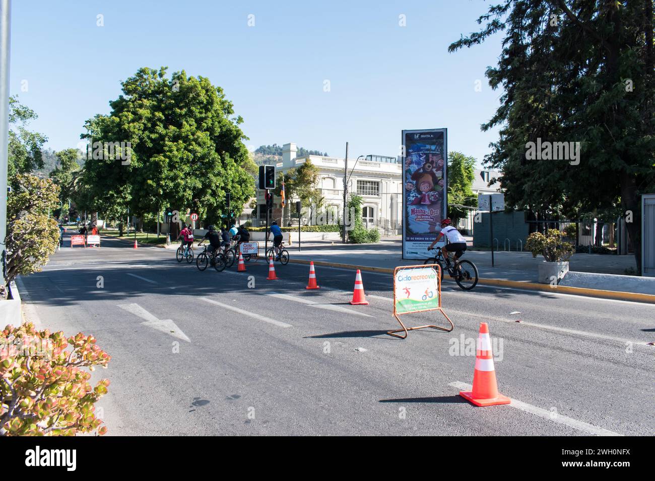 Ciclo Recreo Vía in Santiago de Chile verwandelt Straßen in autofreie Fußgängerwege für Sport, Freizeit und Gemeindeversammlungen. Stockfoto