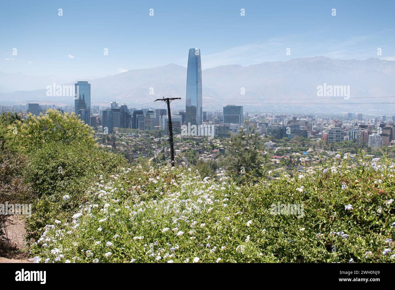 Der atemberaubende Blick vom Hügel San Cristobal in Santiago bietet einen Panoramablick auf die Stadt, die von den majestätischen Anden in der Ferne eingerahmt wird. Stockfoto