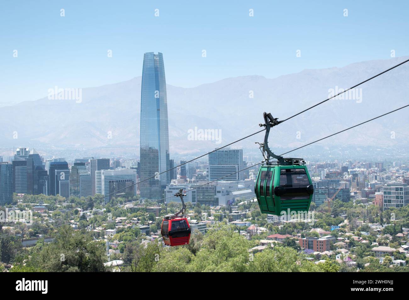 Stadtlandschaft im Sommer vom Santiago Metropolitan Park mit dem berühmten Costanera Tower und der Seilbahn in der Ferne. Stockfoto