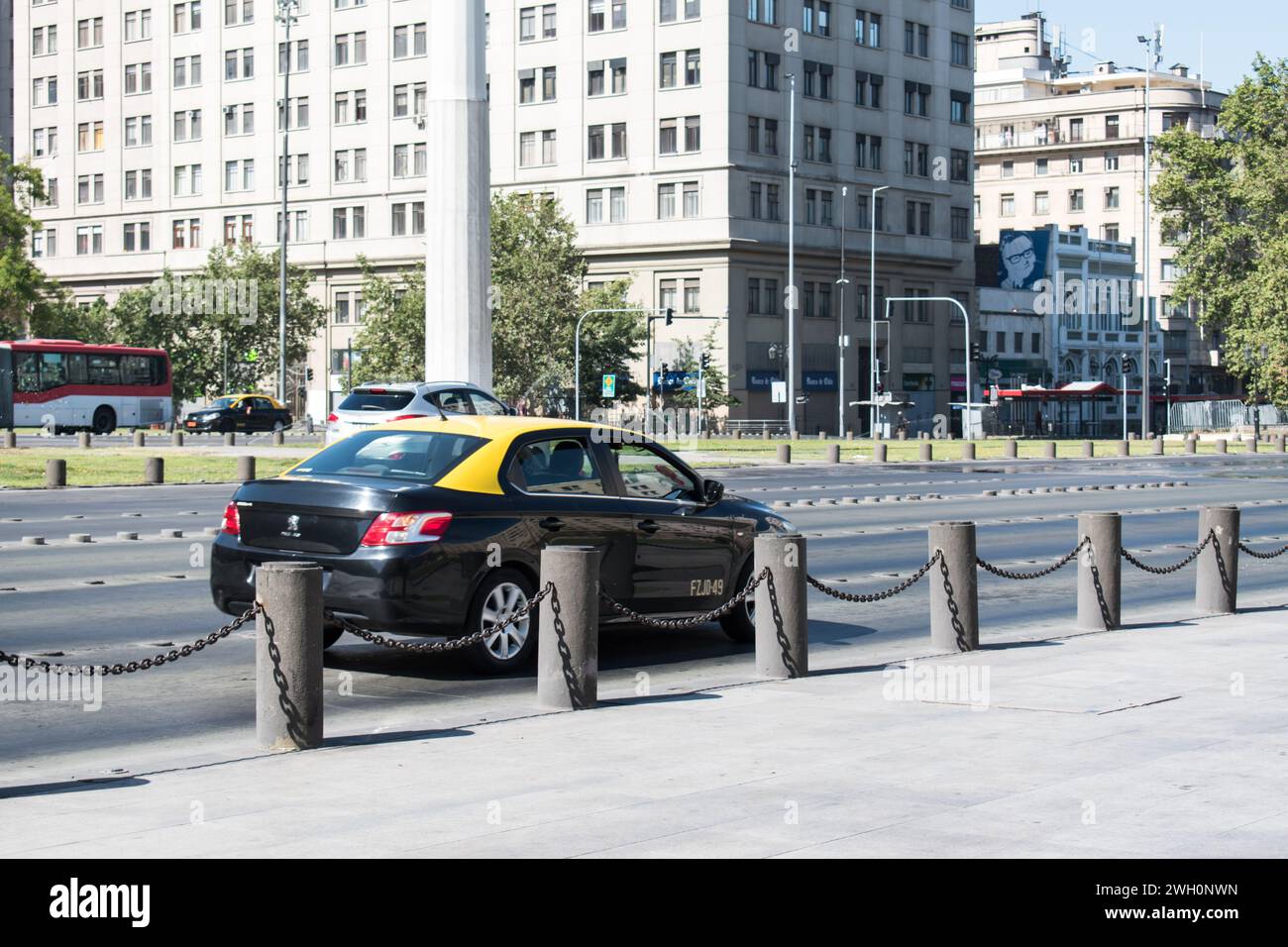 Taxis in Santiago de Chile sind ein beliebtes Verkehrsmittel. Sie sind jederzeit verfügbar und leicht an ihrem unverwechselbaren Schwarz-Gelb zu erkennen Stockfoto Taxis in Santiago de Chile sind ein beliebtes Verkehrsmittel. Sie sind jederzeit verfügbar und leicht an ihrem unverwechselbaren Schwarz-Gelb zu erkennen Stockfoto