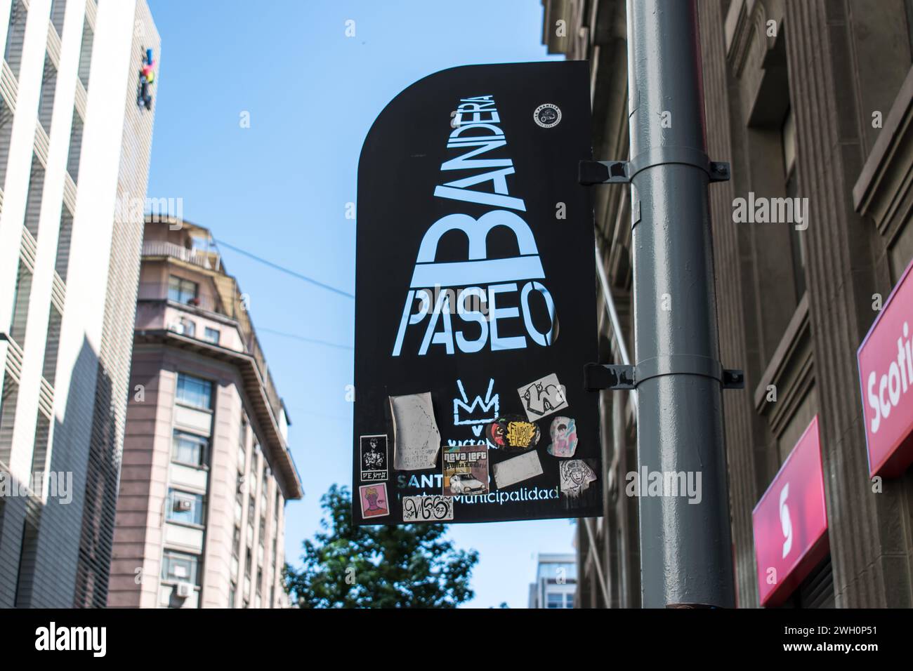 Paseo Bandera in Santiago, Chile, ist eine lebhafte Fußgängerzone, die in den letzten Jahren eine bedeutende städtische Neubelebung erfahren hat. Stockfoto