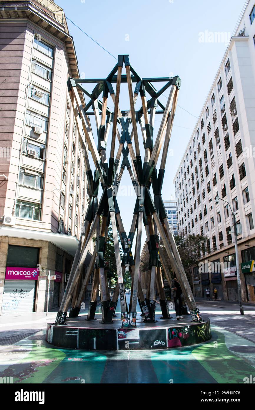 Paseo Bandera in Santiago, Chile, ist eine lebhafte Fußgängerzone, die in den letzten Jahren eine bedeutende städtische Neubelebung erfahren hat. Stockfoto