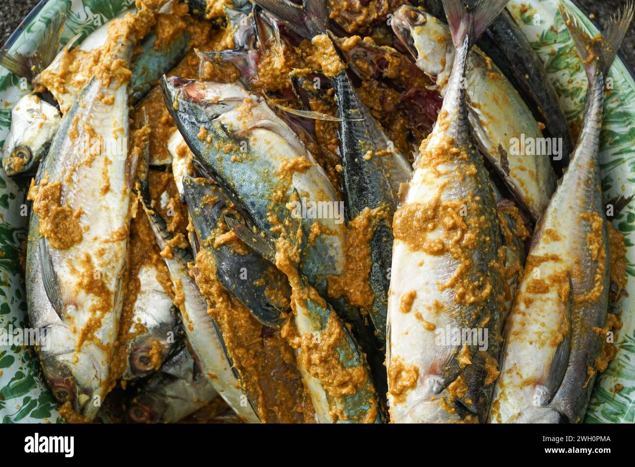 Gegrillter Fisch mit traditionellen indonesischen Gewürzen und gegrillt mit natürlichem und einfachem Brennholz Stockfoto