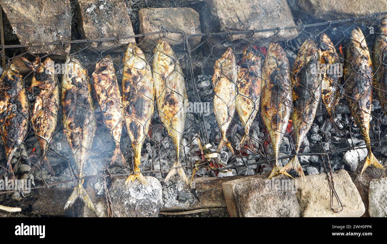 Gegrillter Fisch mit traditionellen indonesischen Gewürzen und gegrillt mit natürlichem und einfachem Brennholz Stockfoto