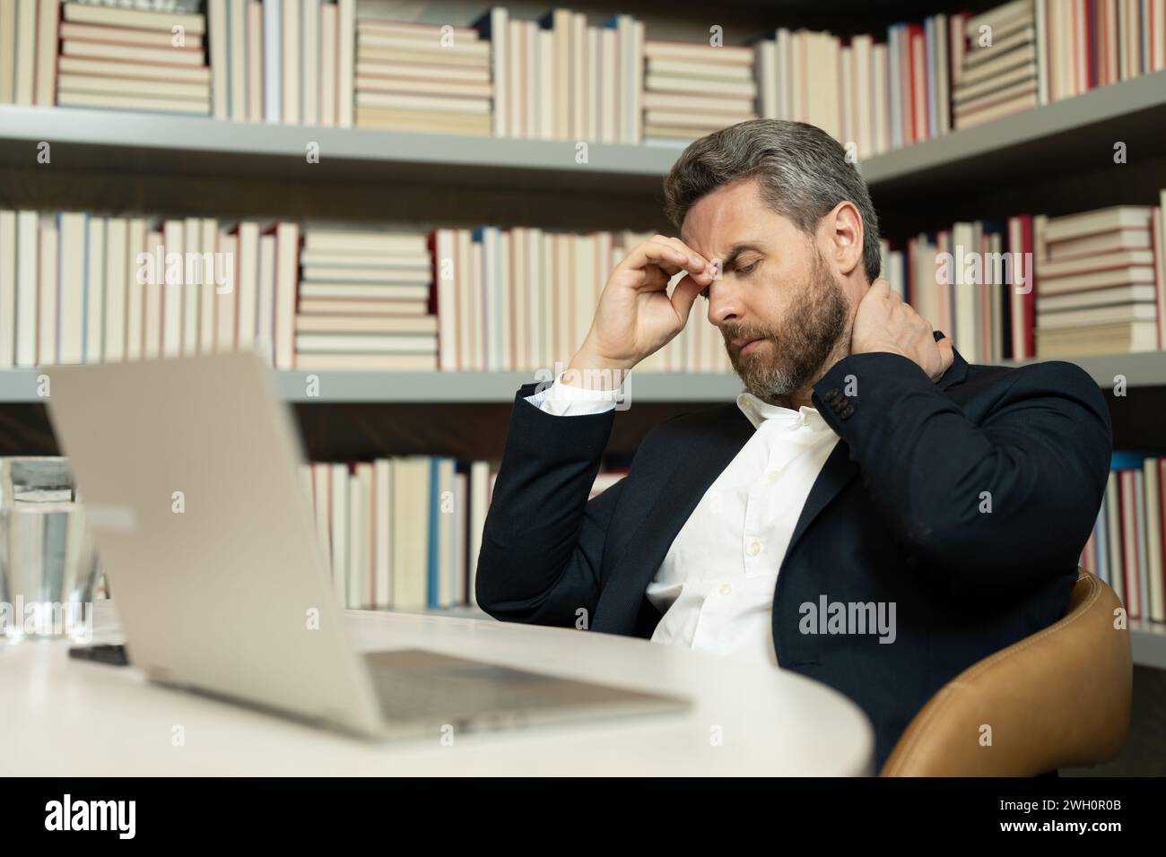 Müder Mann fühlt Schmerzen, wenn er die Brille festhält, trockene gereizte Augen ermüdet von der Computerarbeit, gestresster Mann leidet an Kopfschmerzen, Sehstörungen Stockfoto