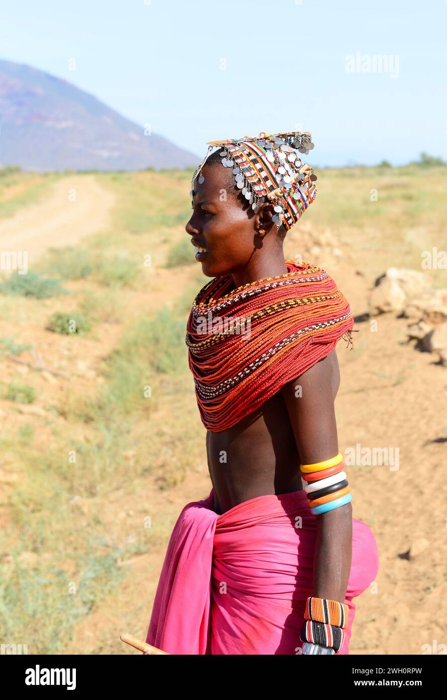 Eine junge Samburu-Frau, die eine traditionelle Halskette mit mehreren Perlen trägt. Laisamis-South Horr Road, Kenia Stockfoto