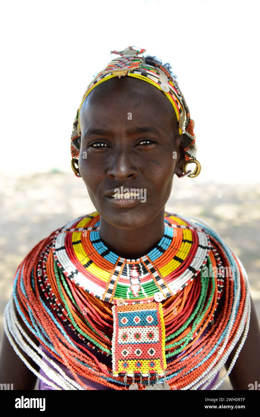 Eine Frau aus Rendille, die eine traditionelle Halskette aus Giraffen-Schwanzhaaren trägt. Korr-Region im Norden Kenias. Stockfoto