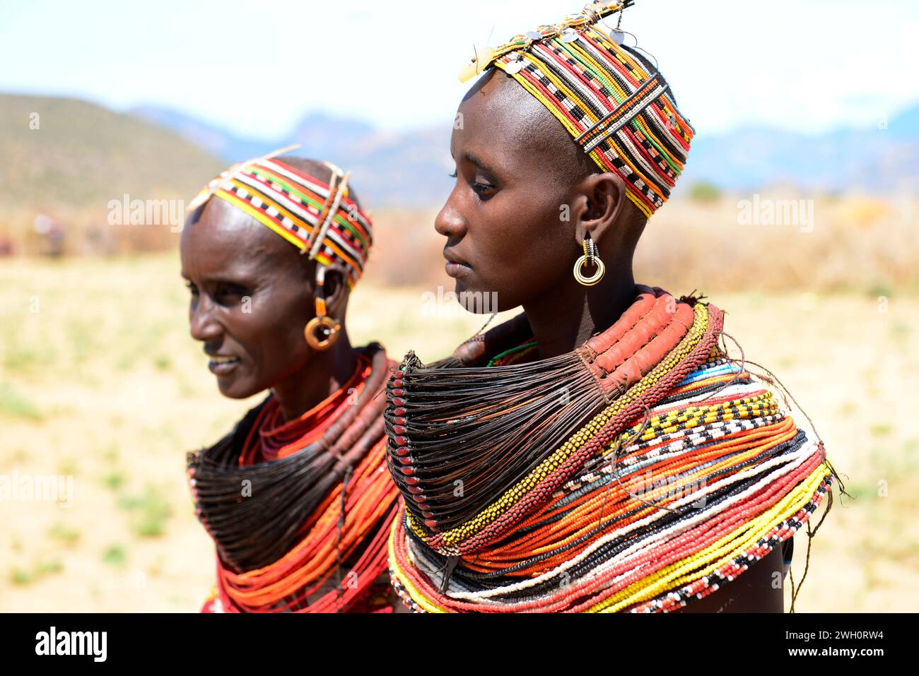 Eine Frau aus Rendille, die eine traditionelle Halskette aus Giraffen-Schwanzhaaren trägt. Korr-Region im Norden Kenias. Stockfoto