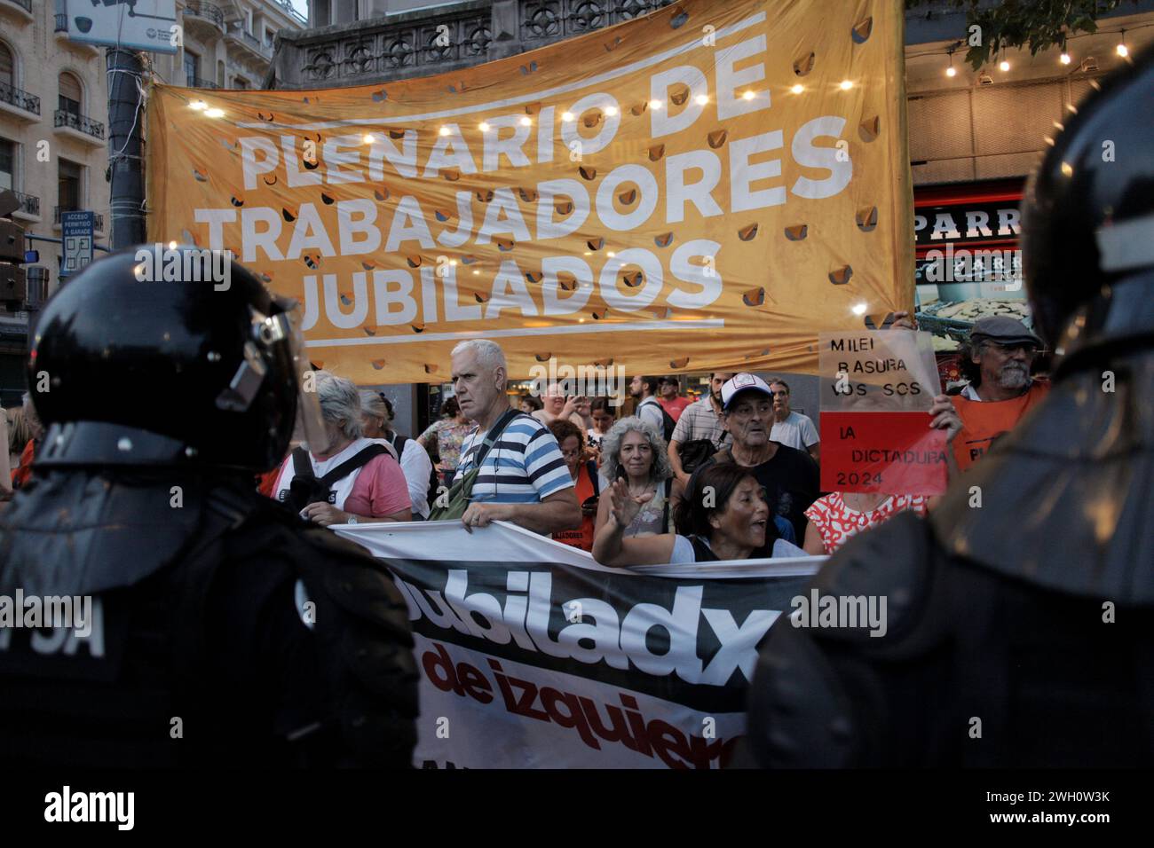 Buenos Aires, Bundeshauptstadt, Argentinien. Februar 2024. Die Abstimmung insbesondere über das Omnibusgesetz überlebte den ersten Tag in den Abgeordnetenländern nicht. Sie fiel, als die Regierungspartei begann, wichtige Teile der Übertragung außerordentlicher Befugnisse zu verlieren. Die Abgeordnetenkammer übermittelte dem Ausschuss erneut die Mehrheitsmeinung zum Grundgesetz, und die Sitzung am Dienstag wurde unterbrochen. mit dem das von der nationalen Regierung geförderte Projekt erneut analysiert werden muss.die Entscheidung wurde getroffen, weil die Regierungspartei nicht über die Sache verfügte Stockfoto