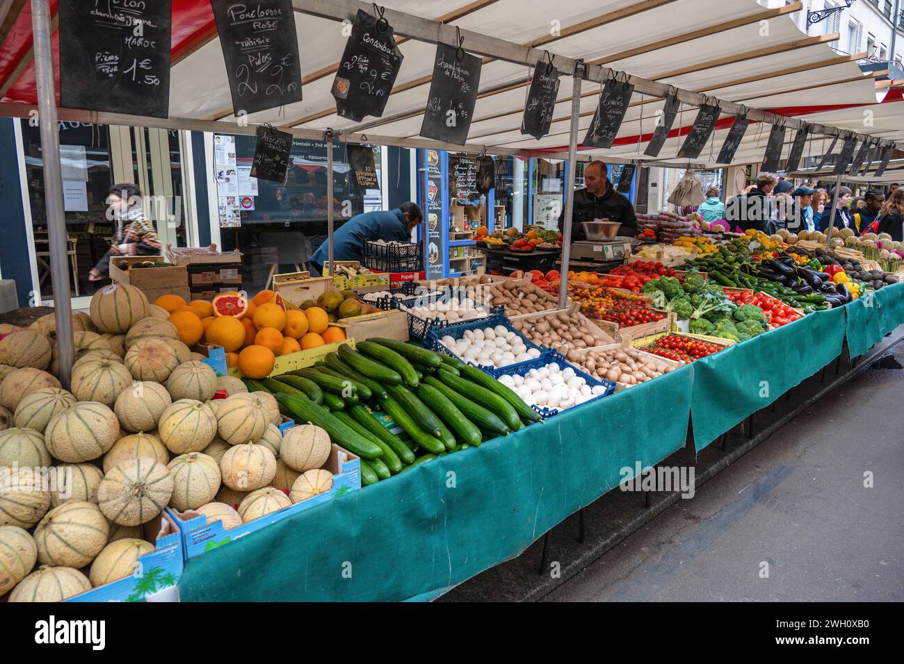 Paris, Frankreich - 14. Mai 2023: Viele touristische Spaziergänge und Shopping auf dem Aligre-Markt in Paris Stockfoto