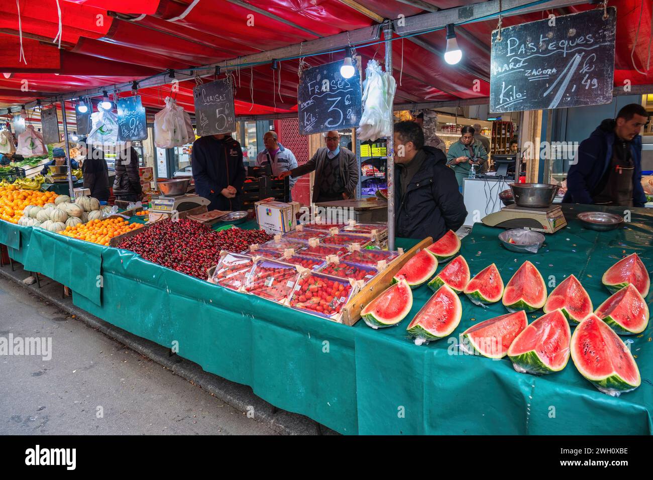 Paris, Frankreich - 14. Mai 2023: Viele touristische Spaziergänge und Shopping auf dem Aligre-Markt in Paris Stockfoto