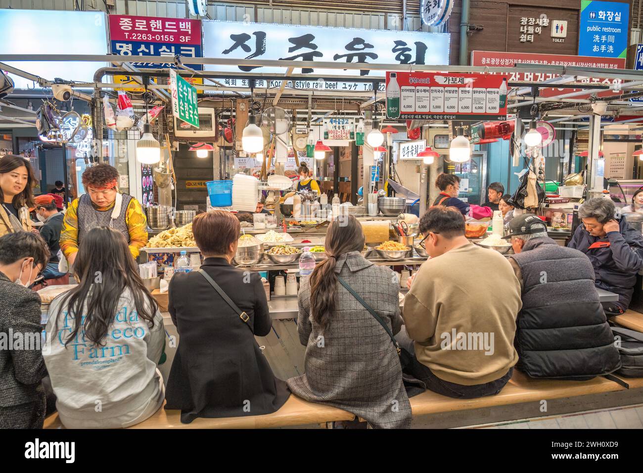Seoul, Südkorea - 11. November 2022 : Geschäft und Street Food Stände mit vielen Touristen auf dem Gwangjang Markt Stockfoto