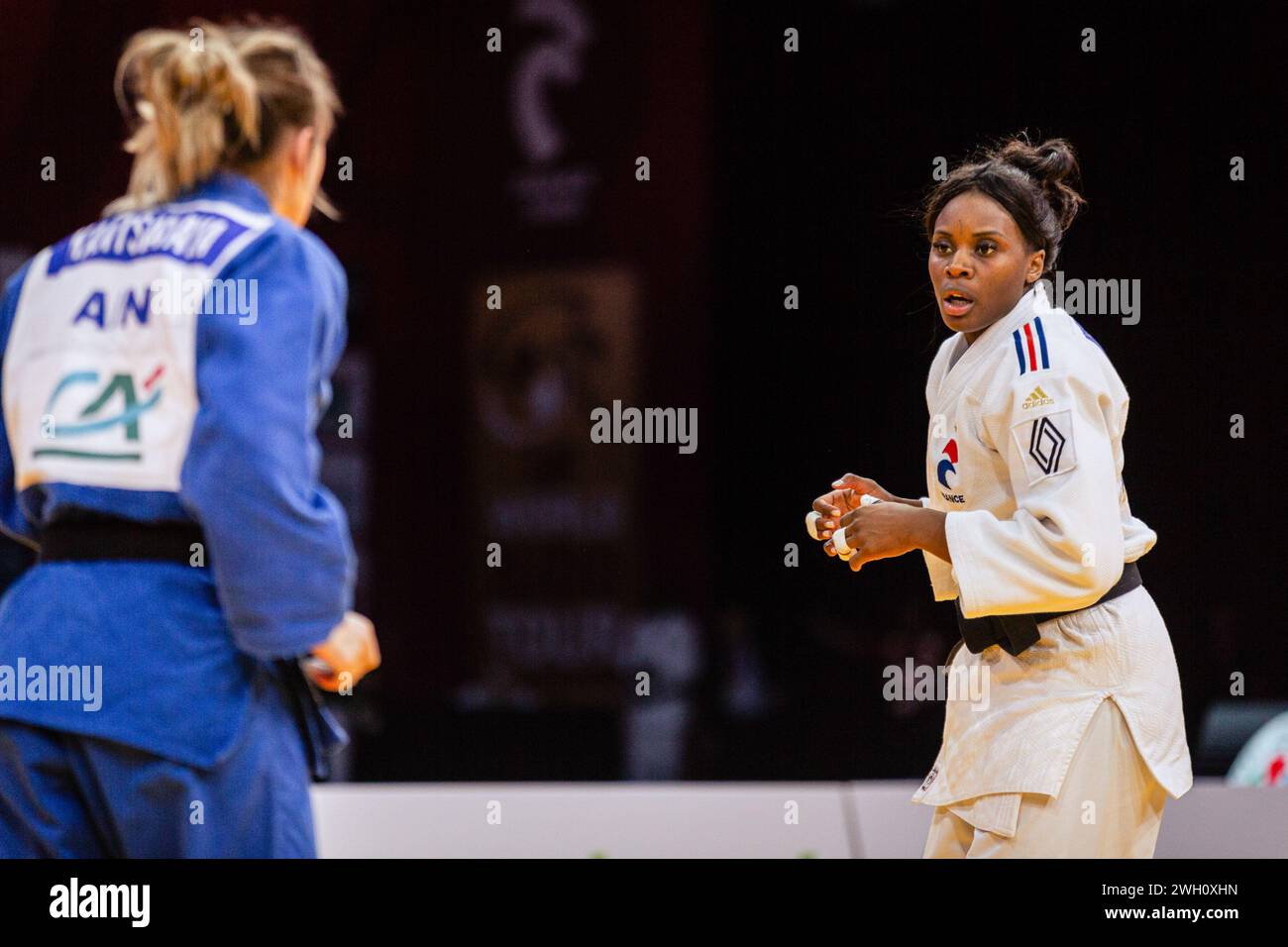 Paris, Frankreich. Februar 2024. Madeleine Malonga (weiß) aus Frankreich und Darya Kantsavaya (blau) aus Weißrussland treten beim 78 kg schweren Judo Grand Slam Paris 2024 an. In der Accor Arena in Paris fand vom 2. Bis 4. Februar der Paris Grand Slam statt, eine Veranstaltung des Weltkreises der Internationalen Judo-Föderation (IFJ). Am Sonntag, dem letzten Wettkampftag, traten Athleten der Klassen Männer mit 90 kg und 100 kg und Frauen mit 78 kg und 78 kg an. Quelle: SOPA Images Limited/Alamy Live News Stockfoto