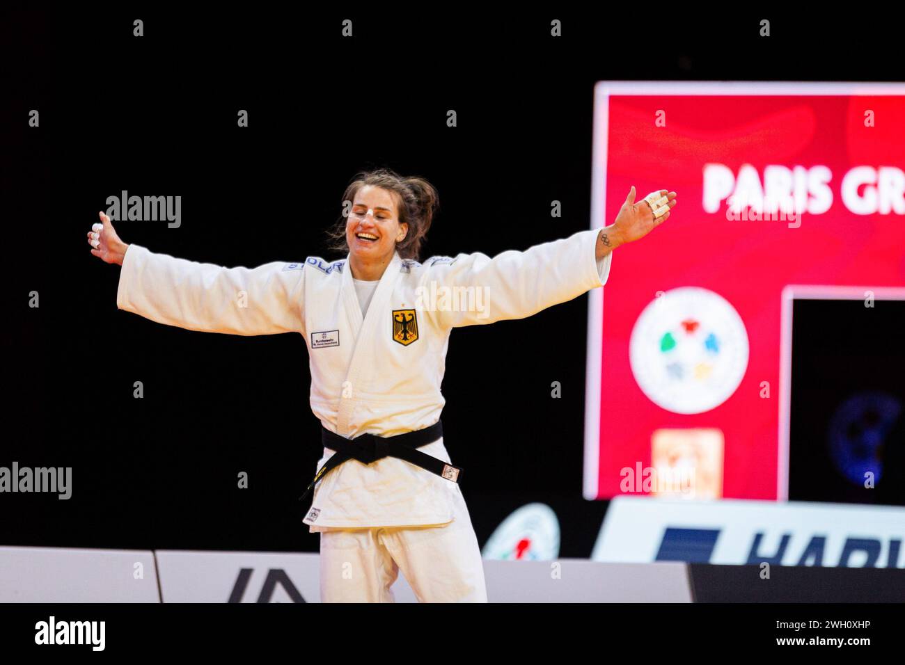 Paris, Frankreich. Februar 2024. Anna-Maria Wagner aus Deutschland feiert nach dem Gewinn der Goldmedaille beim 78 kg schweren Judo Grand Slam Paris 2024. In der Accor Arena in Paris fand vom 2. Bis 4. Februar der Paris Grand Slam statt, eine Veranstaltung des Weltkreises der Internationalen Judo-Föderation (IFJ). Am Sonntag, dem letzten Wettkampftag, traten Athleten der Klassen Männer mit 90 kg und 100 kg und Frauen mit 78 kg und 78 kg an. Quelle: SOPA Images Limited/Alamy Live News Stockfoto