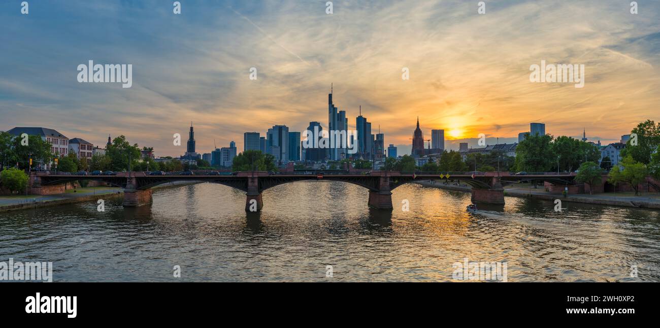Frankfurt Deutschland, Panorama-Skyline bei Sonnenuntergang am Main und Business-Wolkenkratzer Stockfoto