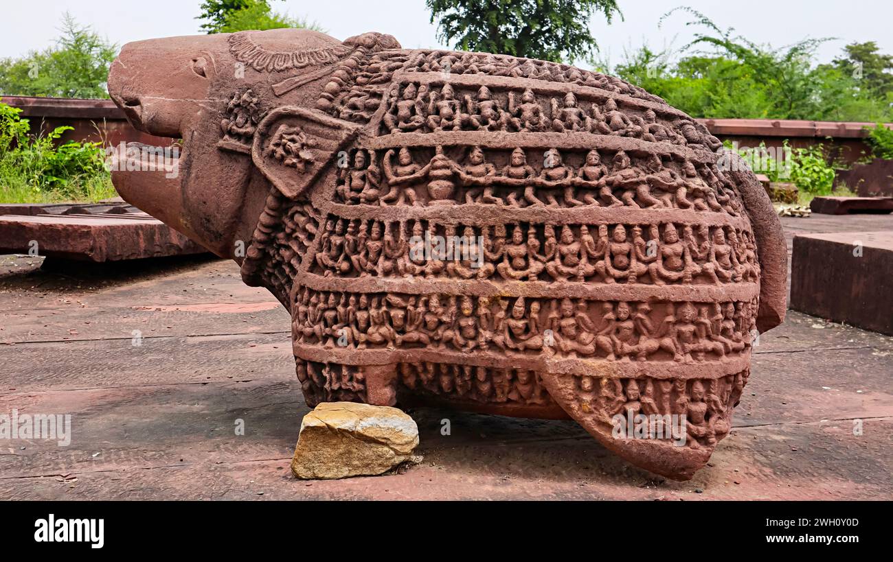 Schnitzerei der Skulptur von Varaha vor dem Bhand Devara Tempel, Bansthuni, Baran, Rajasthan, Indien. Stockfoto