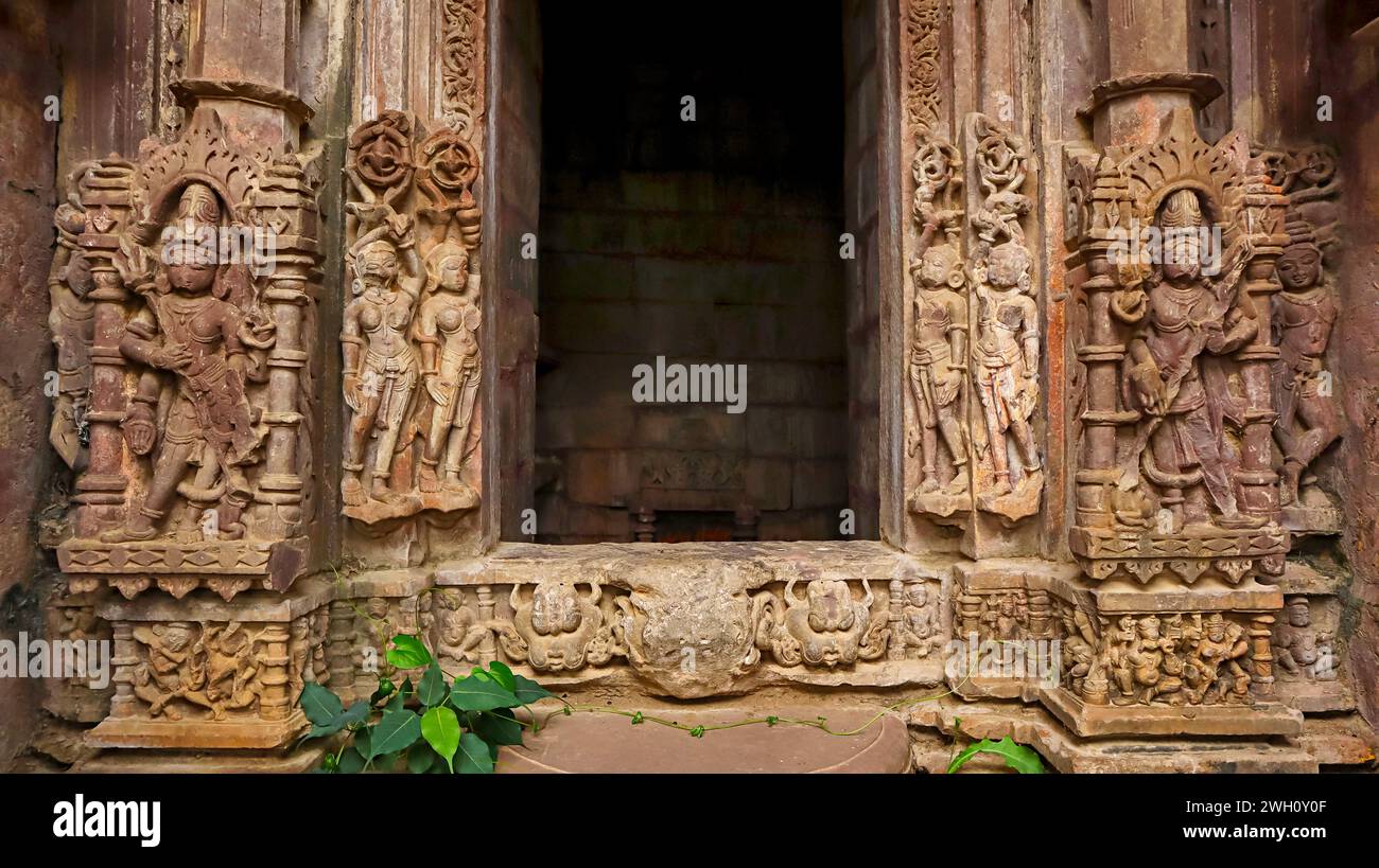 Schnitzereien des Türhüters am Bhand Devara Tempel, Bansthuni, Baran, Rajasthan, Indien. Stockfoto