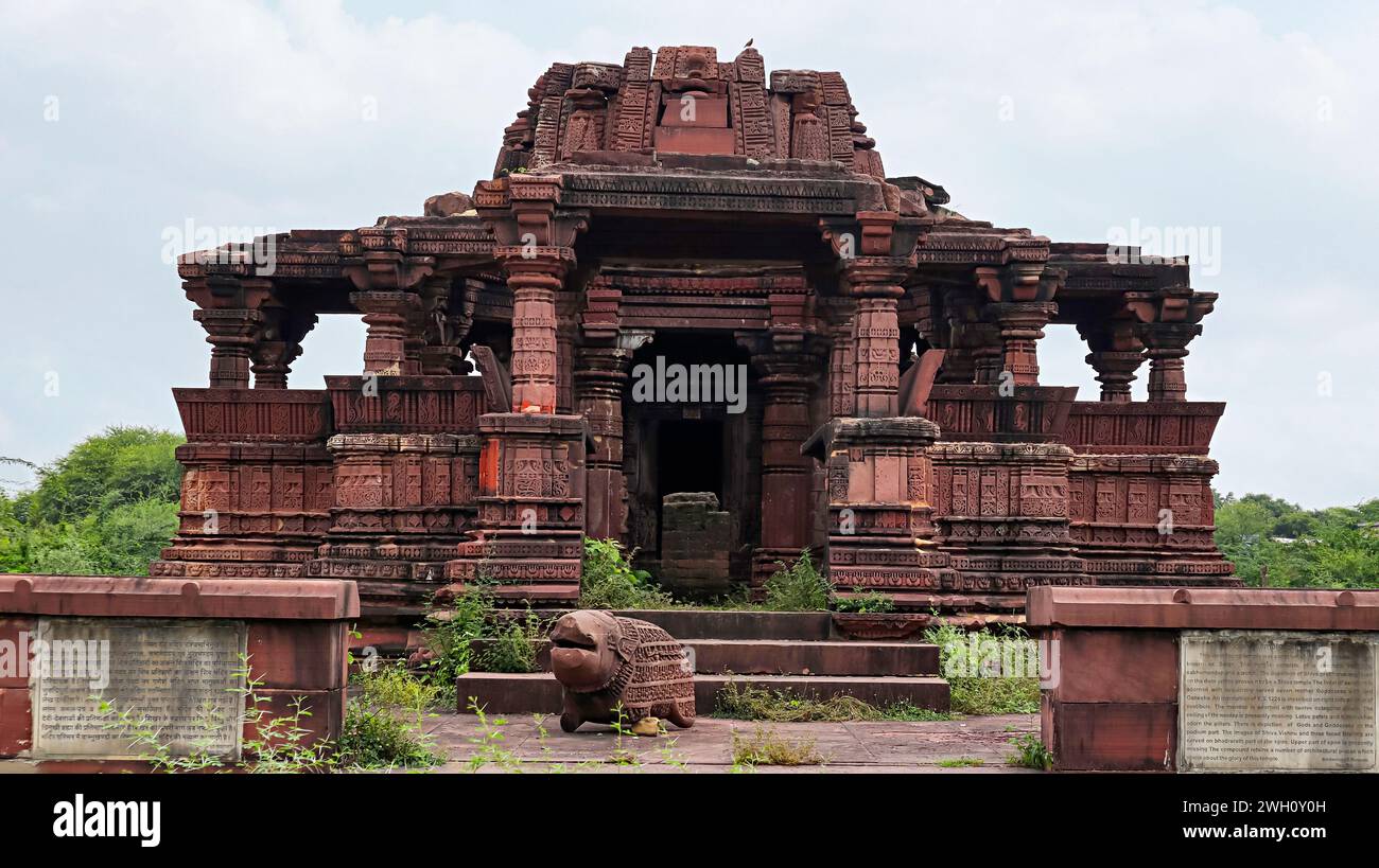 Vorderansicht des Bhand Devara Tempels, des Tempels aus dem 13. Jahrhundert, Bansthuni, Baran, Rajasthan, Indien. Stockfoto