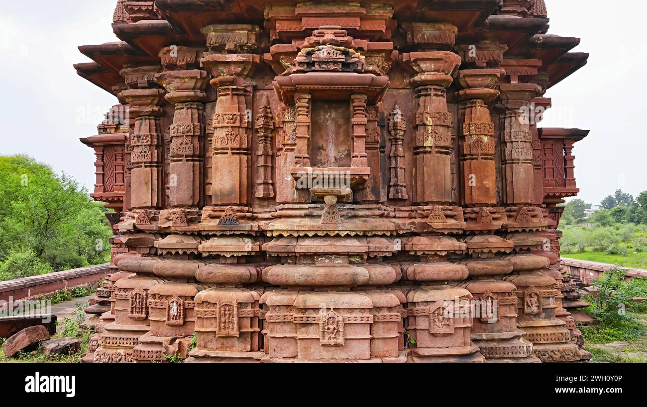 Rückansicht und Schnitzereien an der Wand des Bhand Devara Tempels, Bansthuni, Baran, Rajasthan, Indien. Stockfoto