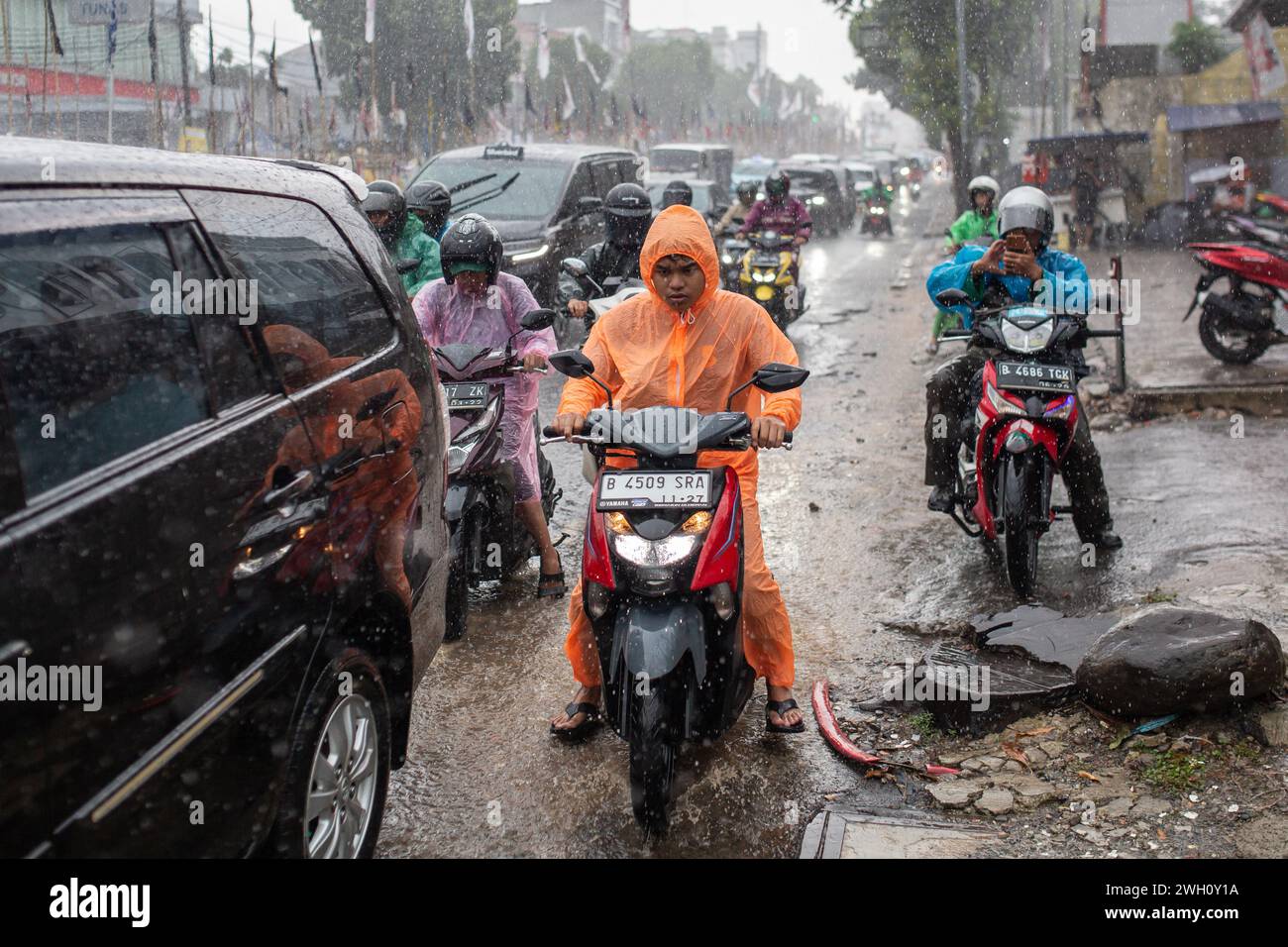 Jakarta, Indonesien - 5. Februar 2024: Verkehr auf den Straßen Jakartas bei starkem Regen. Stockfoto