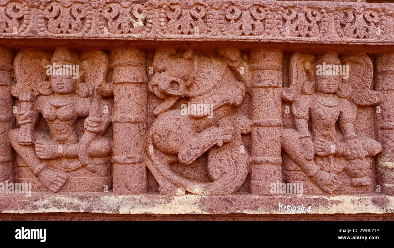Schnitzereien von Jali und Hindugottes Panel in der Gruppe der Jain-Tempel, Peenjana, Baran, Rajasthan, Indien. Stockfoto