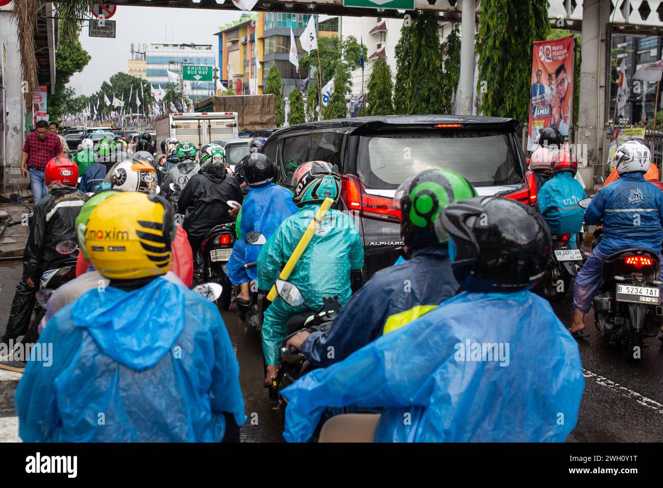 Jakarta, Indonesien - 5. Februar 2024: Verkehr auf den Straßen Jakartas bei starkem Regen. Stockfoto